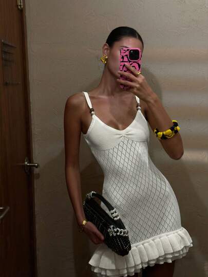 Vestido curto feminino branco de tricô com decote em V, sem alças, leve, respirável, com amarração na cintura e barra com babados. Elegante e charmoso, ideal para uso casual diário, férias na praia, festas na praia, festivais de música, encontros românticos e looks urbanos.