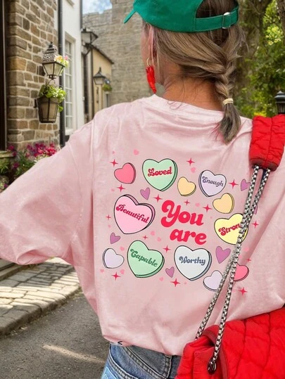 一件印有积极标语的短袖T恤，适合自信少女的图案T恤，夏季休闲装，适合青少年和学生穿着。