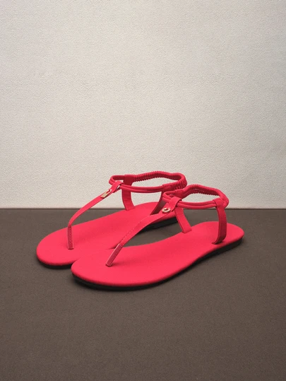 Hatastic 新款时尚女士单带拖鞋，罗马风休闲百搭拖鞋，黑色、米色、棕色可选，舒适平底沙滩凉鞋，博主推荐厚底凉鞋，夏季沙滩鞋，优雅搭扣低跟圆头拖鞋，简约户外拖鞋。请谨慎下单，因为鞋码可能偏大，每个人的身材比例都不同。百搭平底拖鞋