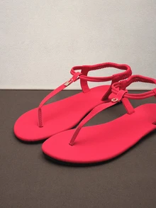 Hatastic 新款时尚女士单带拖鞋，罗马风休闲百搭拖鞋，黑色、米色、棕色可选，舒适平底沙滩凉鞋，博主推荐厚底凉鞋，夏季沙滩鞋，优雅搭扣低跟圆头拖鞋，简约户外拖鞋。请谨慎下单，因为鞋码可能偏大，每个人的身材比例都不同。百搭平底拖鞋