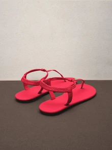 Hatastic 新款时尚女士单带拖鞋，罗马风休闲百搭拖鞋，黑色、米色、棕色可选，舒适平底沙滩凉鞋，博主推荐厚底凉鞋，夏季沙滩鞋，优雅搭扣低跟圆头拖鞋，简约户外拖鞋。请谨慎下单，因为鞋码可能偏大，每个人的身材比例都不同。百搭平底拖鞋