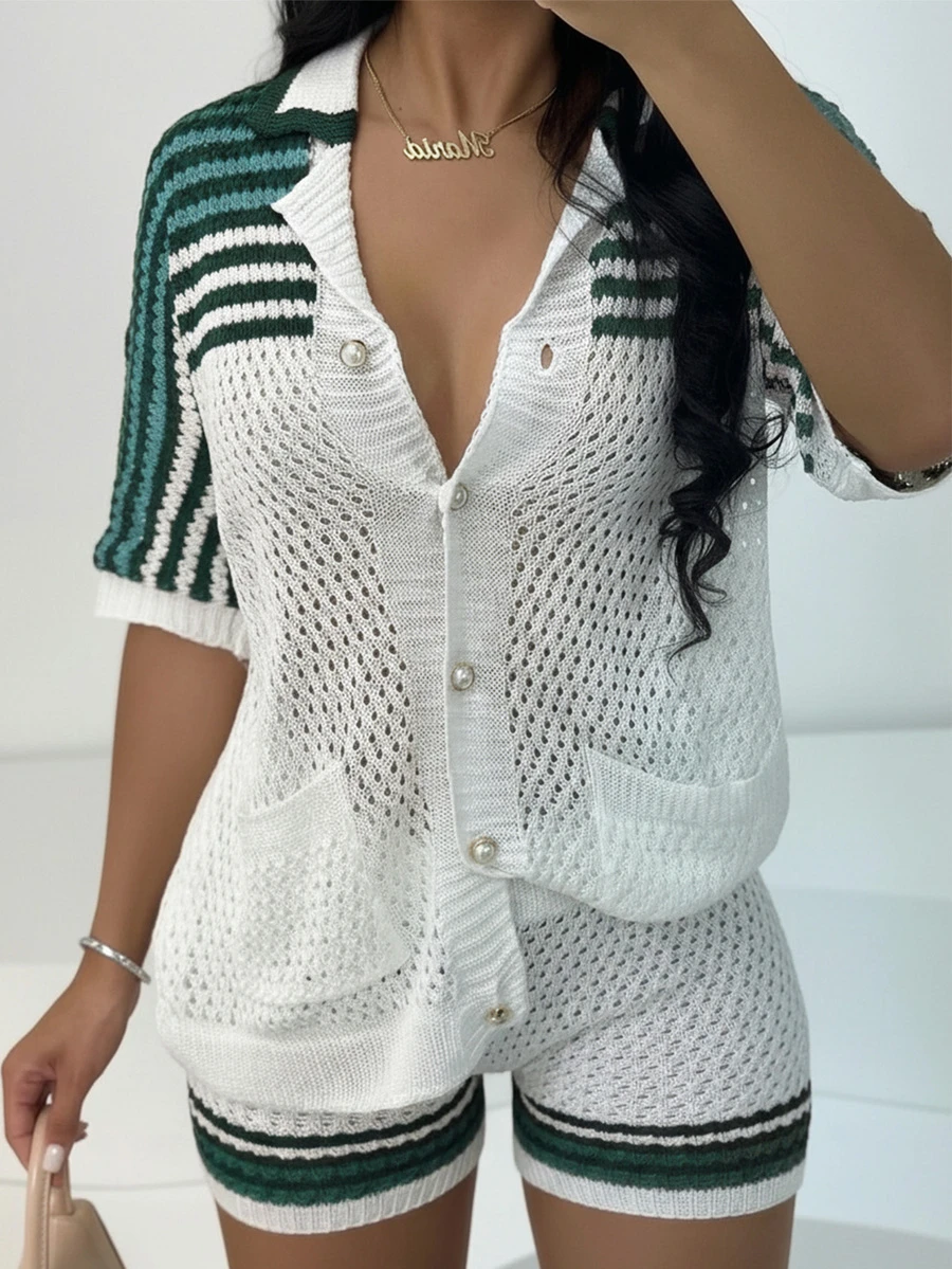 Bộ 2 món gồm áo sơ mi ngắn tay cài cúc phía trước và quần short dệt kim họa tiết kẻ sọc, thích hợp cho ngày Valentine, lễ hội âm nhạc, kỳ nghỉ biển mùa xuân.