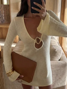 女士春夏新款白色透气镂空针织修身罩衫连衣裙。轻盈透气的镂空针织面料，触感柔软亲肤。深V领设计，搭配金属搭扣，更添吸睛亮点。修身包臀剪裁，凸显身材曲线，适合约会、下午茶及其他轻松社交场合。 - 杏色 - 查看 1