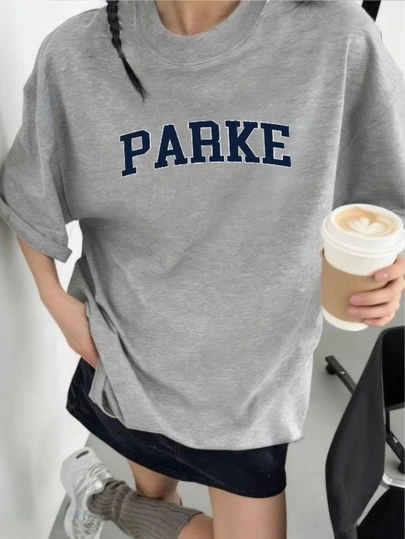 T-shirt da donna con stampa della lettera Parke, t-shirt grafica con vestibilità regular, top casual a maniche corte comodo, moda scollo a ciambella per uso quotidiano