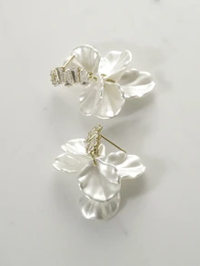 Clariva 1pair French Style White Petal Shaped Drop Earrings - White - View 3