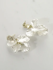 Clariva 1pair French Style White Petal Shaped Drop Earrings - White - View 2