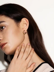 NobleVue 1pair Women's Crescent Moon Shaped Metal Smooth Non-Pierced Minimalist Clip On Earrings - Gold - View 3