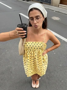 可爱女士黄色波点迷你连衣裙，吊带宽松褶皱吊带裙，适合日常早午餐、度假、约会、夜间外出穿着 - 黃色 - 查看 3