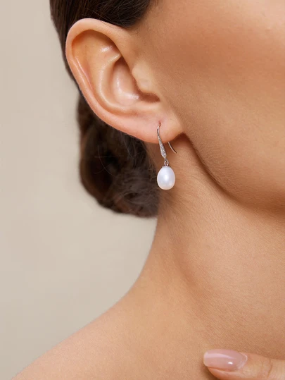 Etoivie Ett snyggt, elegant och enkelt S925 Sterling Silver Natural Pearl och infällt örhänge med krok, 8-9 mm, lämpligt för kvinnor, bröllop, brudar, brudtärnor, dagligt slitage, festligheter, öronsnäcka, anti-allergisk, handsatt mikroinläggningsdesign , Fashionabla, eleganta, minimalistiska, mångsidiga för både arbete och fester. Semester