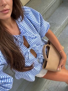 优雅女士蓝色格纹泡泡袖衬衫，系带露肩短款上衣，适合日常早午餐、约会、度假穿着 - 藍白色 - 查看 3