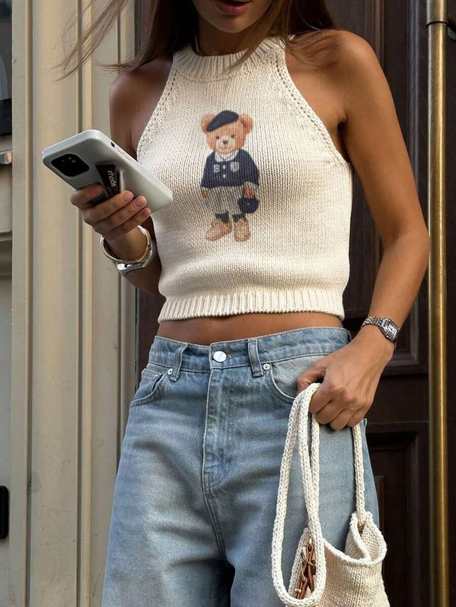 女士圆领纯色短款针织背心，饰有学院风小熊印花，休闲街头风，适合度假、夏季和春季穿着。 - 杏色 - 查看 1