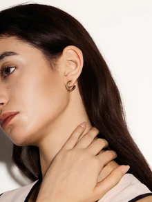 NobleVue 1pair Women's Crescent Moon Shaped Metal Smooth Non-Pierced Minimalist Clip On Earrings - Gold - View 2