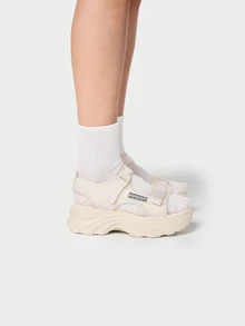 DareSee 女士夏季坡跟厚底运动凉鞋，魔术贴带字母图案休闲学生平底凉鞋 - 米色 - 查看 2