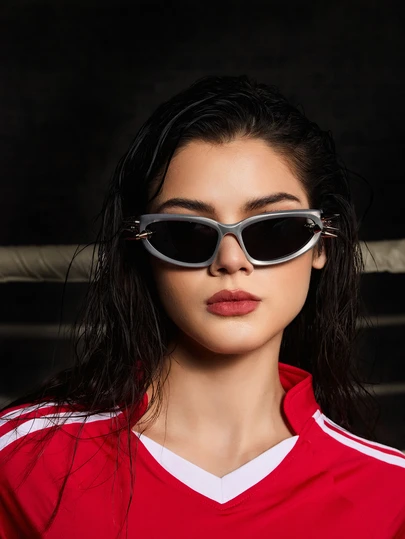 DareSee 1pc Women's Small Frame Punk Designer Original Rivet Fully Enclosed Sci-Fi Glasses, Heavy Metal Rock Music Festival Party Glasses, Retro Style Thick Personalized Selfie Glasses For Summer Beach Vacation, Outdoor, Travel