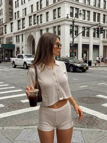 Mori 2026春夏新款杏色镂空针织两件套，包含翻领短袖开衫和短裤，针织面料，修身短款剪裁，展现清新优雅气质。适合夏季女装、度假、日常出行、约会、朋友聚会，尽显成熟时尚风范，休闲通勤，都市时尚日常穿搭。 - 杏色 - 查看 3