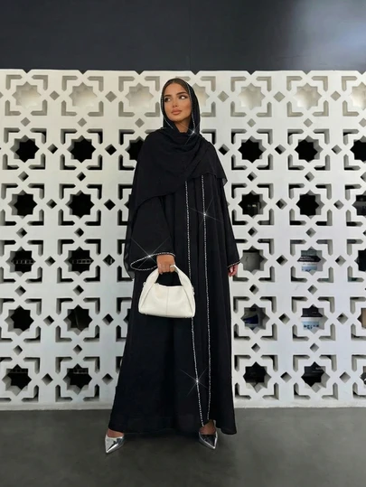 一套纯色水钻镶边装饰中东奢华简约风格长袍+头巾套装，适合室内高端商务正式场合，秋冬季