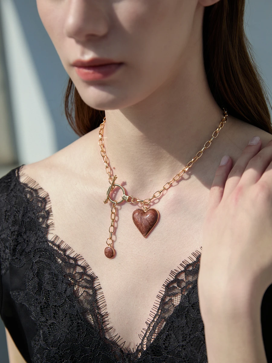 CHICVUE 1pc Fashionable 3D Alloy Coated Drum-Shaped Red Heart & Gold Water Drop Pendant Necklace - Coffee Brown - View 1