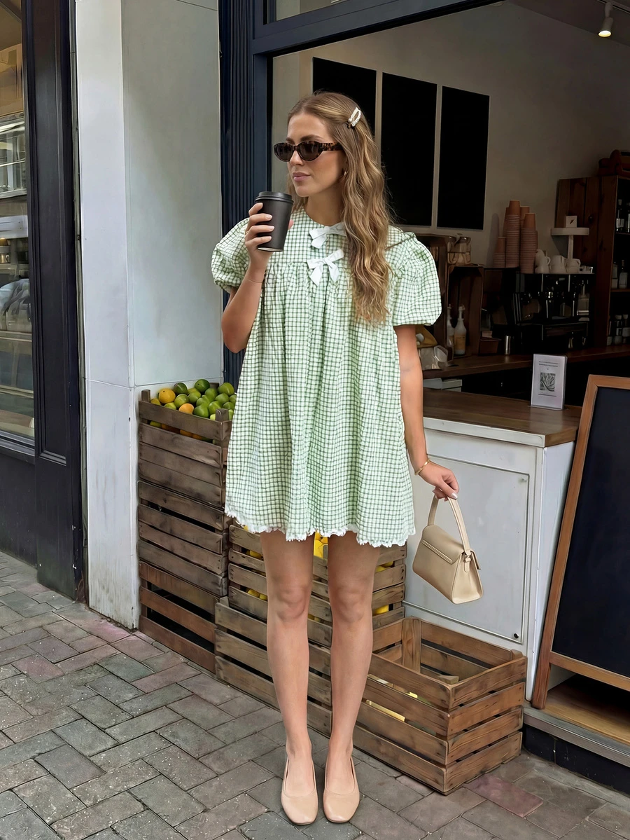 夏季女士绿色格纹泡泡袖迷你连衣裙，可爱蝴蝶结前襟蕾丝下摆宽松休闲连衣裙，适合日常早午餐和度假穿着 - 綠色 - 查看 1