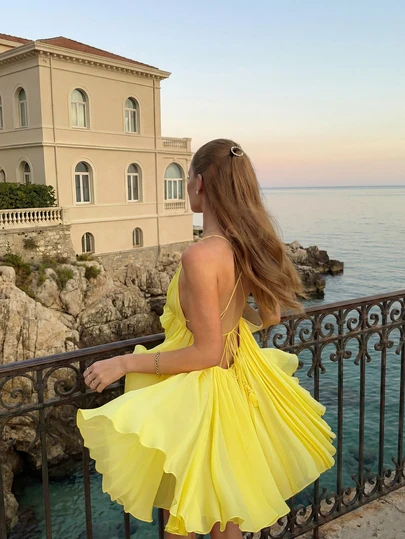 Đầm hai dây hở lưng màu trơn, kiểu dáng thanh lịch, thích hợp cho kỳ nghỉ, hẹn hò lãng mạn.