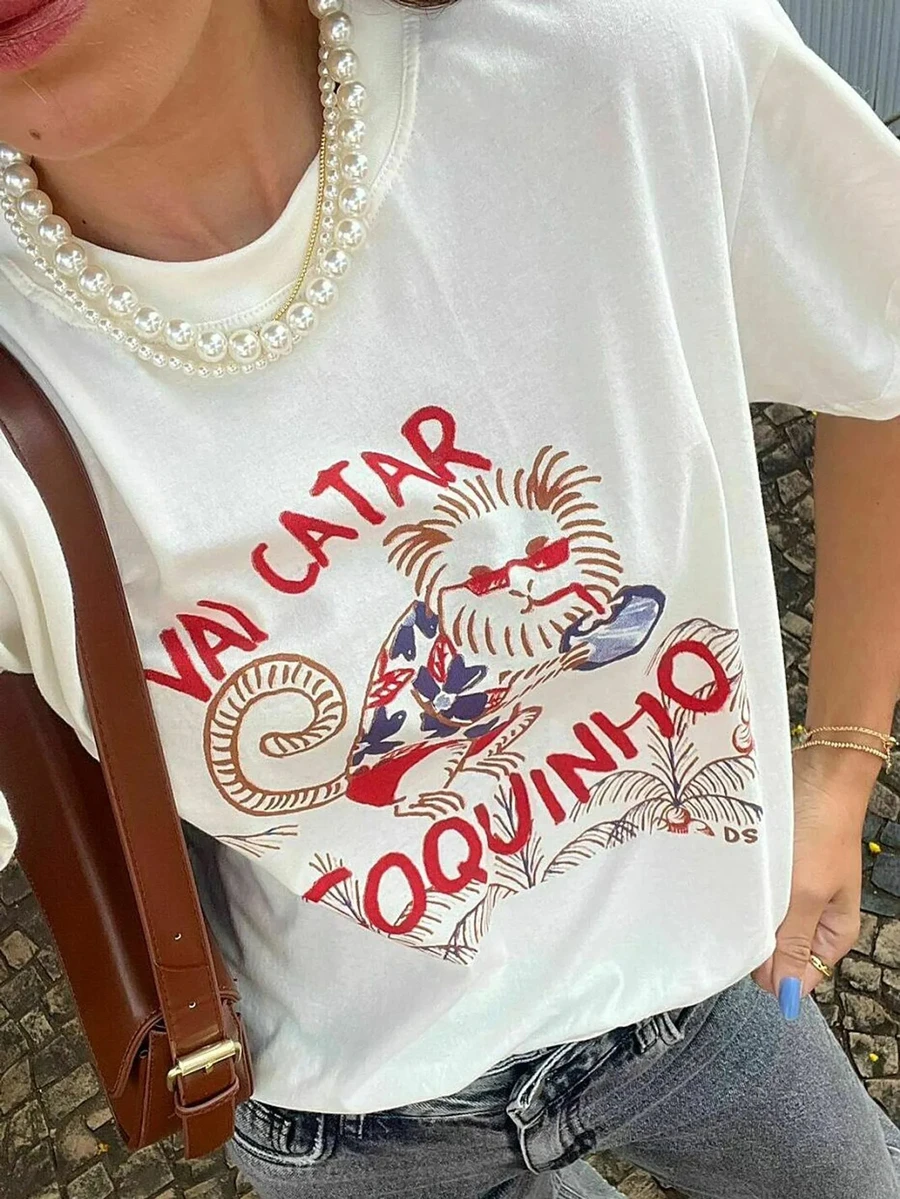新款夏季女款“VAI CATAR TOQUINHO”狮蛇涂鸦印花上衣，采用优质亲肤透气面料，宽松版型，巴西街头风短袖T恤，适合日常出行、音乐节和滑板运动。 - 白色 - 查看 1