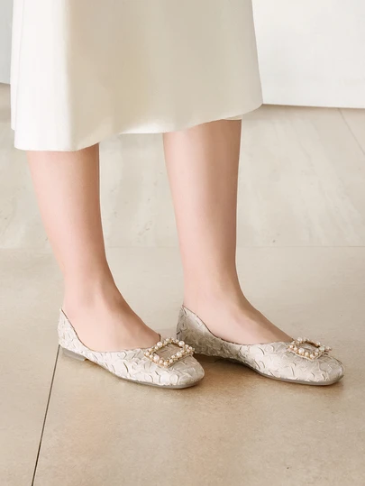 Clariva 秋冬人造珍珠和水钻装饰褶饰平底鞋情人节款