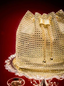 Etoivie 轻便商务休闲水钻装饰水桶包，迷你抽绳设计，透明仿珍珠包，晚宴包，魅力四射、优雅精致、低调奢华的水钻装饰，适合派对女孩、女士、新娘，完美搭配派对、晚宴/宴会、圣诞派对礼服，魅力十足的水钻包，与伴娘团、派对包完美搭配，适合派对、婚礼、舞会、晚宴/宴会，搭配节日派对礼服、晚礼服和亮片礼服，新年、婚礼等场合皆宜。 - 金色 - 查看 6