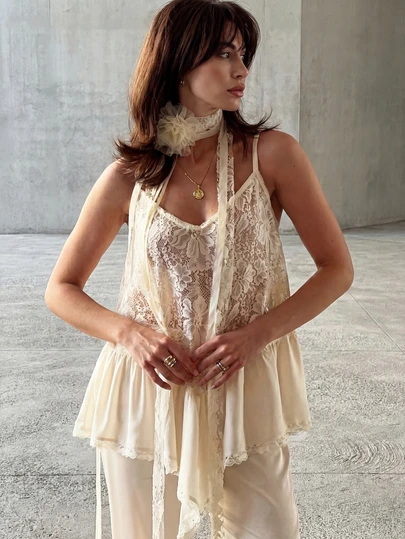 Áo hai dây phối ren màu be hiệu Solstice Apparel, cổ chữ V, vạt áo bất đối xứng, phong cách Pháp cổ điển, phù hợp cho đi làm hàng ngày, đi chơi và nghỉ mát, áo đa năng cho mùa xuân và mùa hè.