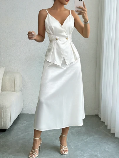 白色优雅浪漫缎面腰部系带蝴蝶结下摆喇叭形吊带背心，搭配金色时尚纽扣，以及松紧腰缎面A字裙，适合约会、聚会和派对等场合。