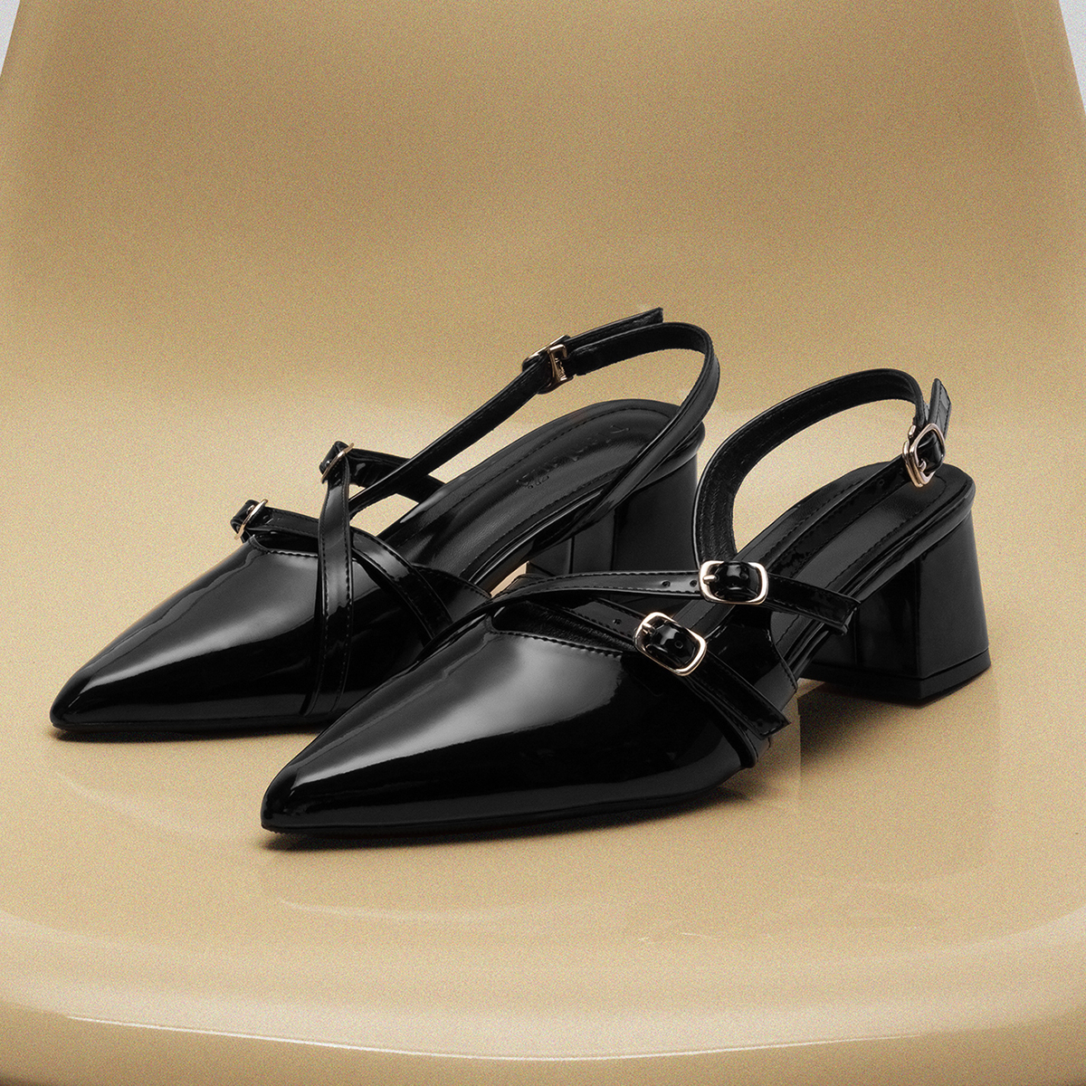 Bombas de tacón grueso con punta puntiaguda, cierre de hebilla y piel de patente negra para mujer. Tacones altos elegantes y formales, zapatos de tac
