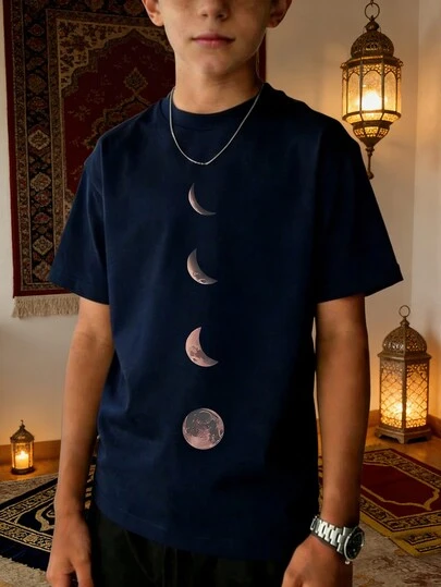 1件印有“Eid Mubarak”字样的短袖T恤，适合青少年男孩，是开斋节送给孩子的礼物，也是年轻学生的服装。