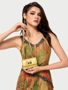 DareSee 新款迷你方形包女士手提包菱形图案缝线单肩包编织链条包翻盖小包口红包可爱斜挎包配饰包，蝴蝶结 - 金色 - 查看 2