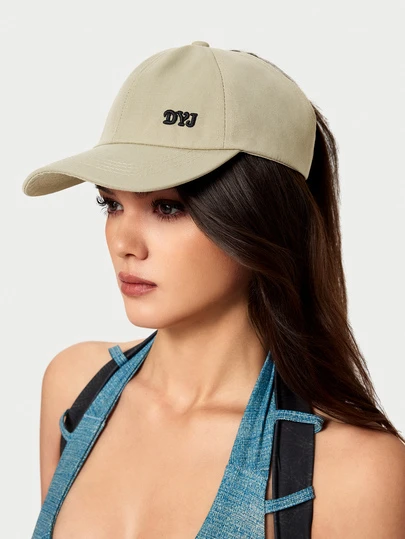 DareSee 女士休闲百搭棒球帽，开口设计，正面刺绣字母装饰，后部开口方便扎马尾辫，舒适时尚，适合日常佩戴和运动。