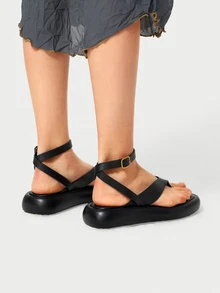DareSee 女士时尚厚底皮革人字拖凉鞋，配金属扣和后带 - 黑色 - 查看 4