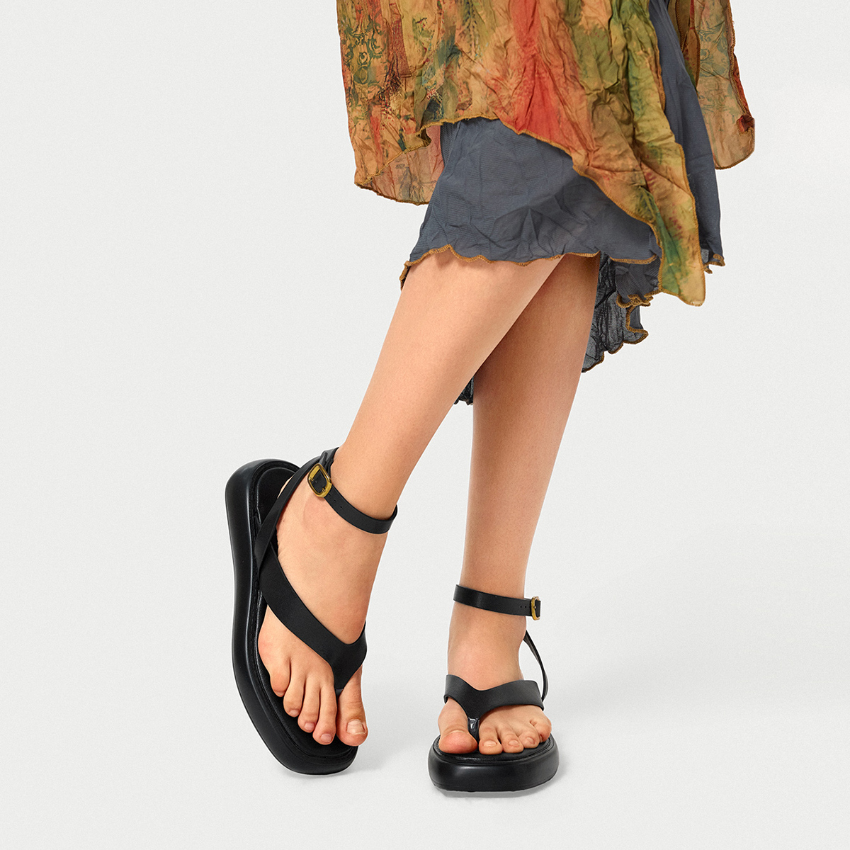 Sandalias de cuero con suela gruesa y hebilla metálica y correa trasera para mujer, ideales para festivales de música