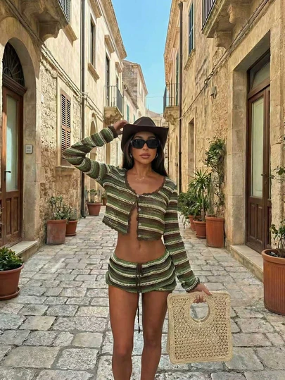 Set de 2 piezas de top corto y shorts para mujer con diseño de bloques de color, rayas y calados, estilo de vacaciones en la playa, top corto elegante y conjunto de shorts delgados para primavera/verano, fiesta en la playa, vacaciones