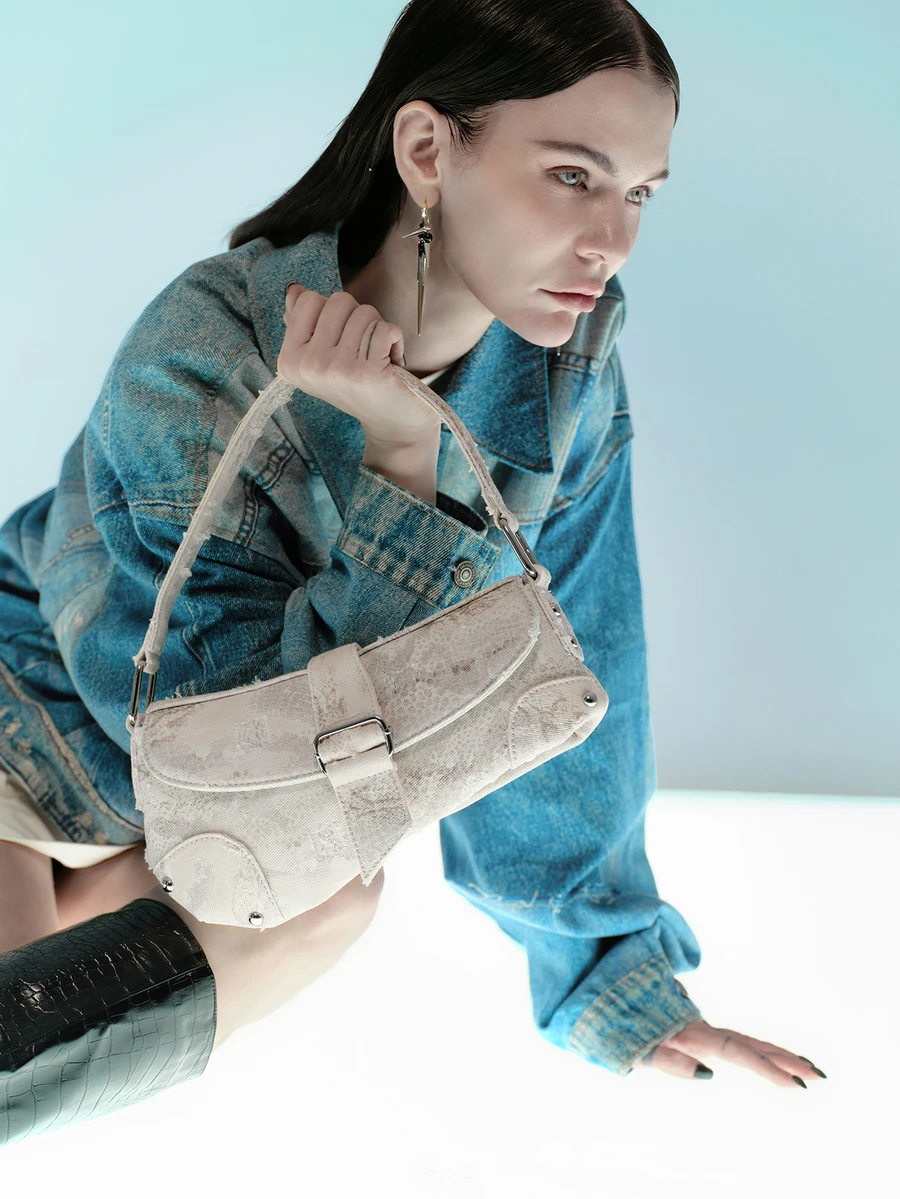 Rollcall 女士牛仔布做旧不对称单肩包，铆钉街头风格手提包，Y2K 牛仔布腋下包，适合约会、休闲、时尚派对、旅行、学校、节日礼物 - 米色 - 查看 1