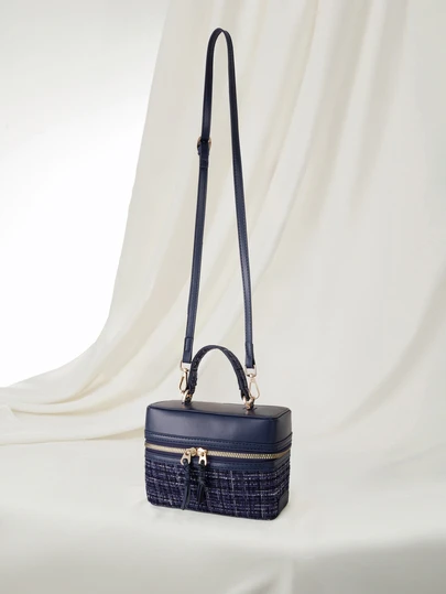 Clariva 2024新款时尚经典小丑休闲大容量豹纹装饰布手提包，轻便易携。这款手提包配有双提手和肩带，适合旅行、购物、通勤、校园及各种场合。