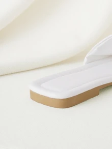 Clariva 夏季新款白色可爱平底凉鞋女士时尚休闲人字拖鞋，黄色鞋底方头 - 白色 - 查看 2