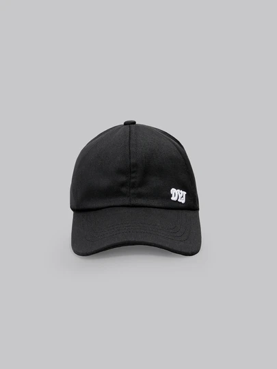 DareSee 女士休闲百搭棒球帽，开口设计，正面刺绣字母装饰，后部开口方便扎马尾辫，舒适时尚，适合日常佩戴和运动。