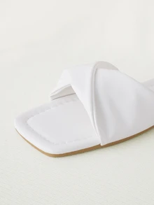 Clariva 夏季新款白色可爱平底凉鞋女士时尚休闲人字拖鞋，黄色鞋底方头 - 白色 - 查看 3