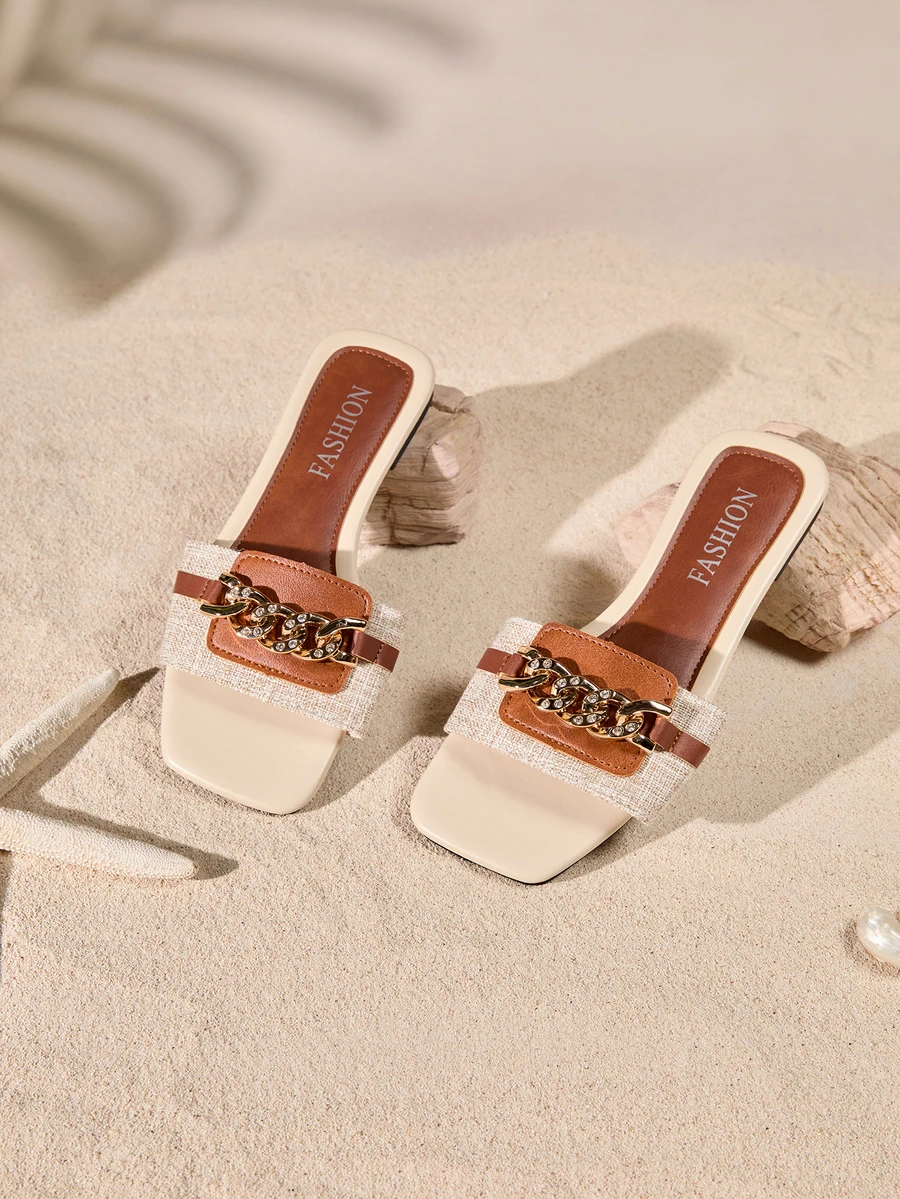 Tropiscape Mẫu sandal đế bằng nữ mới về, thiết kế mũi vuông với dây xích và đá đính kèm, nhẹ và thoải mái, dễ phối đồ, kiểu dáng slip-on, phù hợp cho ở nhà, dã ngoại mùa xuân/hè, thư giãn, kỳ nghỉ ở vùng quê, thời trang đường phố, phong cách cottagecore bãi biển, trang phục mùa hè. - Màu be - Xem 1
