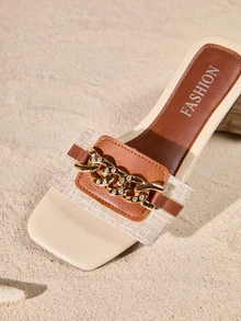 Tropiscape Mẫu sandal đế bằng nữ mới về, thiết kế mũi vuông với dây xích và đá đính kèm, nhẹ và thoải mái, dễ phối đồ, kiểu dáng slip-on, phù hợp cho ở nhà, dã ngoại mùa xuân/hè, thư giãn, kỳ nghỉ ở vùng quê, thời trang đường phố, phong cách cottagecore bãi biển, trang phục mùa hè. - Màu be - Xem 5