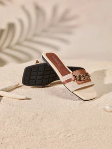 Tropiscape Mẫu sandal đế bằng nữ mới về, thiết kế mũi vuông với dây xích và đá đính kèm, nhẹ và thoải mái, dễ phối đồ, kiểu dáng slip-on, phù hợp cho ở nhà, dã ngoại mùa xuân/hè, thư giãn, kỳ nghỉ ở vùng quê, thời trang đường phố, phong cách cottagecore bãi biển, trang phục mùa hè. - Màu be - Xem 2
