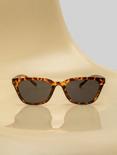 一副男女通用的猫眼太阳镜，适合钓鱼、运动、度假、旅行、驾驶、街头、海滩、户外活动、高尔夫、节日、徒步旅行、街头时尚配饰、派对等场合。