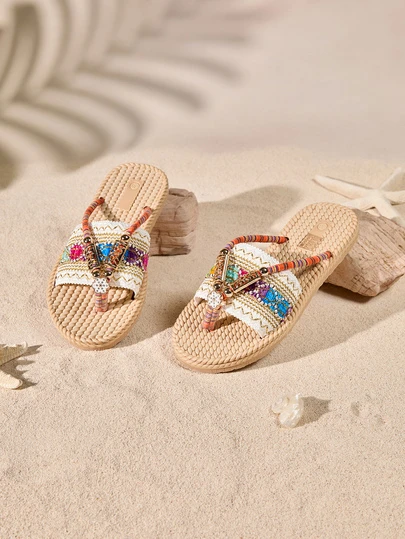 Tropiscape 夏日波西米亚风 ||Y2K|亮白色仿编织纹理设计彩色刺绣人字拖平底凉鞋，适合街头、度假、音乐节、活动等场合