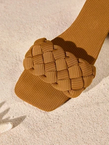 Tropiscape 夏日假期紅色編織扁平女拖鞋，優雅金屬扣設計 - 布棕色 - 查看 4