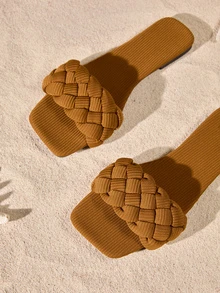 Tropiscape 夏日假期紅色編織扁平女拖鞋，優雅金屬扣設計 - 布棕色 - 查看 2