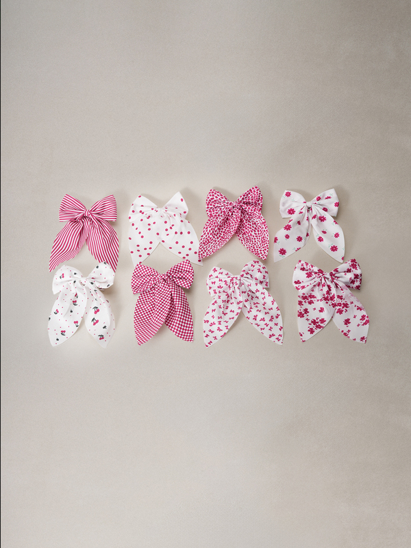 Hatastic 8個セット レッド&ホワイトのドット柄、チェック柄、花柄、リボンのヘアクリップ - 遊び心のあるドット柄、ヴィンテージチェック柄、ロマンチックな花柄、すべてが1つに - 女の子や女性に適しています。デート、パーティー、外出時の美しさを引き立てる完璧なアクセサリー。クロークリップ、ヘアクロー、ヘアスライド、ヘアバレット、女性の冬のアウトフィット、女性の休暇のアウトフィット、リボン、かわいい、ヘアアクセサリー