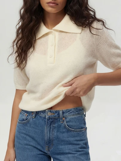 女士米白色短袖针织Polo衫，纽扣细节，优雅罗纹针织，适合日常穿着