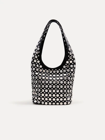 这款时尚独特的Y2K复古风纯色PU皮手提包采用铆钉装饰设计，可肩背或腋下挎取，适合女性休闲旅行和度假，与简约服饰完美搭配，也适合户外休闲和购物。这款充满2000年代复古风情的女士手提包是万圣节派对、哥特主题活动的理想之选，也是送给女性的绝佳万圣节礼物。